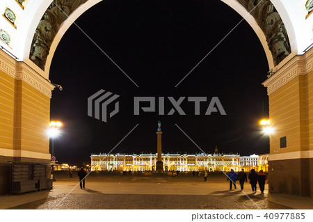view of Palace Square through Arch in night 40977885