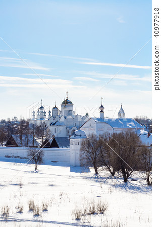 view of Pokrovsky Monastery in Suzdal in winter 40977918