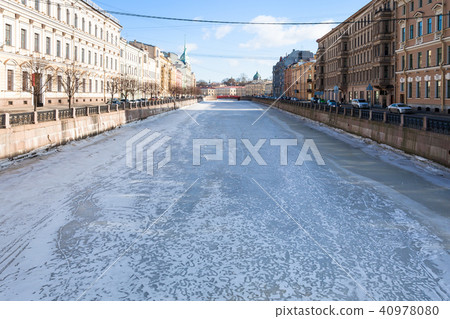 view of frozen Moyka river in Saint Petersburg 40978080