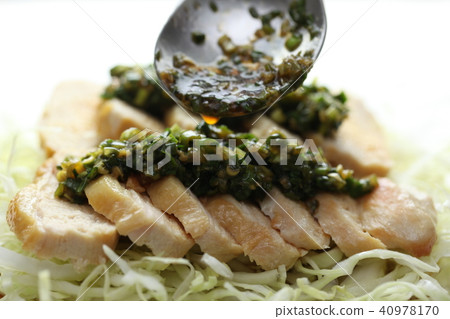 Steamed grilled chicken breast meat Negishi sauce Steamed grilled chicken breast meat Negishi sauce 40978170