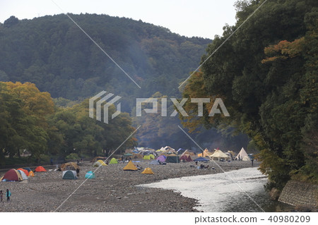 在營地客戶聚集的深秋拉繩 40980209