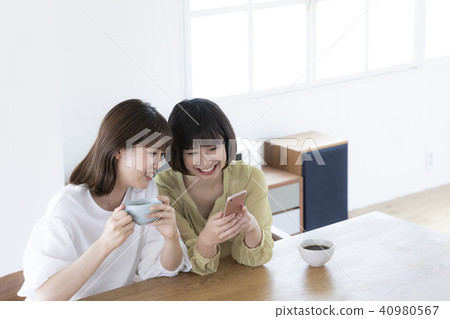 Two female smartphone refreshing 40980567