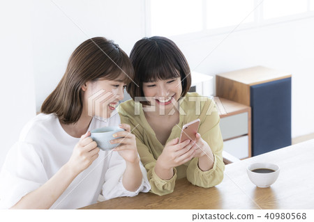 Two female smartphone refreshing 40980568