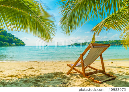 Beautiful tropical beach and sea with coconut palm tree in paradise island 40982973