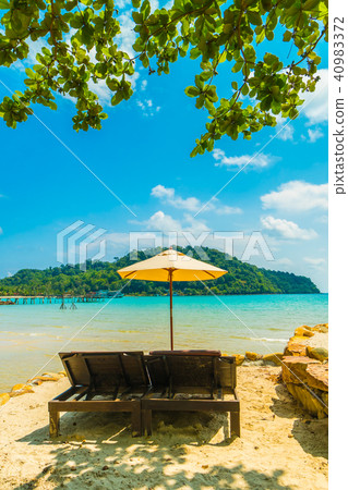 Beautiful tropical beach and sea with coconut palm tree in paradise island 40983372