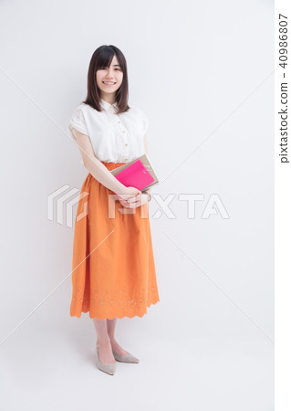 私人女孩與白牆前的文件 40986807