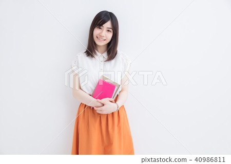 私人衣服的女孩與在白色牆壁前面的日程表書 40986811