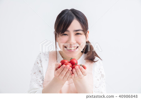 Girls with tomatoes 40986848