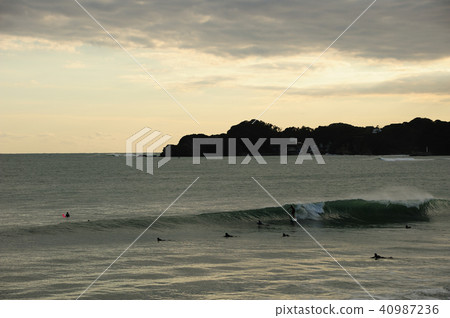 Surfing scenery Kusataura City, Chiba Prefecture Dusk Surfing scenery Kusataura City, Chiba Prefecture Dusk 40987236