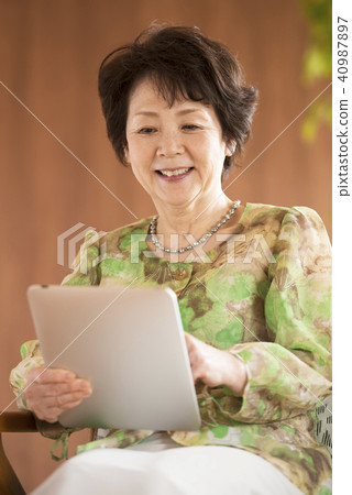 操作平板電腦的資深婦女 40987897