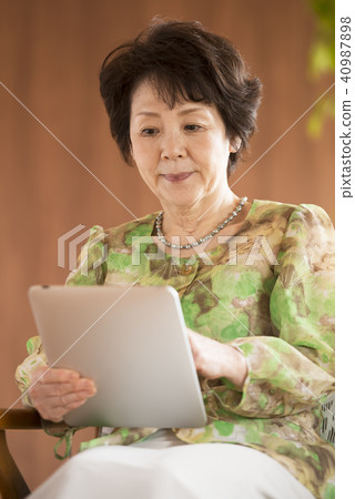 操作平板電腦的資深婦女 40987898