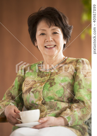 微笑與一杯咖啡的資深婦女 40987899