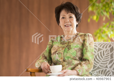 微笑與一杯咖啡的資深婦女 微笑與一杯咖啡的資深婦女 40987901