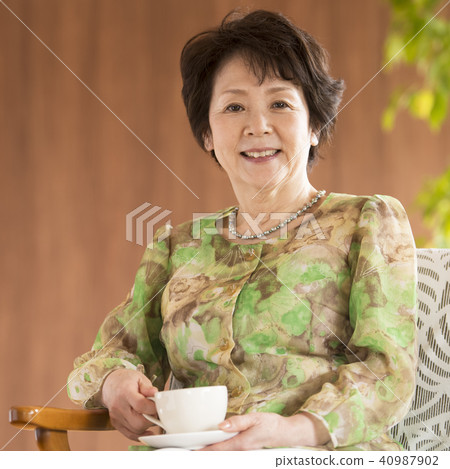 微笑與一杯咖啡的資深婦女 40987902
