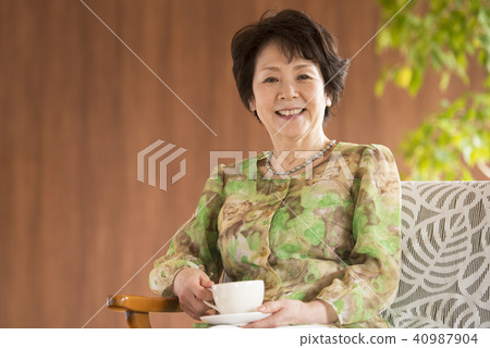 微笑與一杯咖啡的資深婦女 微笑與一杯咖啡的資深婦女 40987904