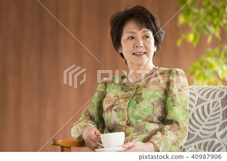 微笑與一杯咖啡的資深婦女 微笑與一杯咖啡的資深婦女 40987906