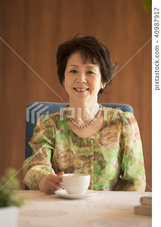 微笑與一杯咖啡的資深婦女 40987917