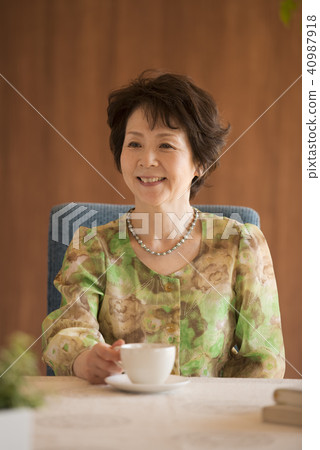 微笑與一杯咖啡的資深婦女 40987918