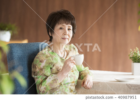 微笑與一杯咖啡的資深婦女 微笑與一杯咖啡的資深婦女 40987951