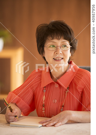 寫信的資深婦女 40987956