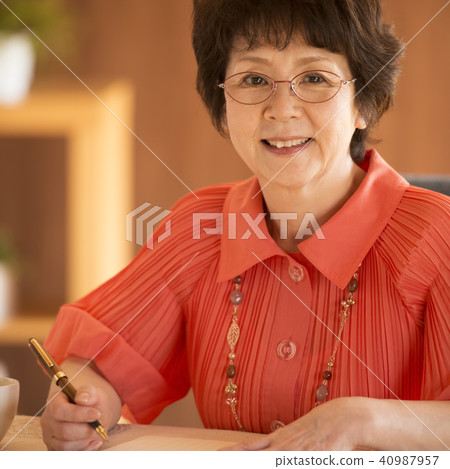 寫信的資深婦女 寫信的資深婦女 40987957