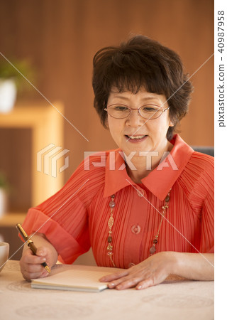 寫信的資深婦女 寫信的資深婦女 40987958