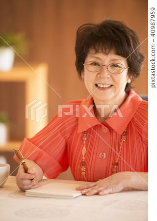 寫信的資深婦女 寫信的資深婦女 40987959