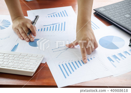 Business woman discussion and analysis data Business woman discussion and analysis data 40988618