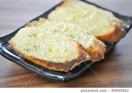 garlic bread dish 40989982