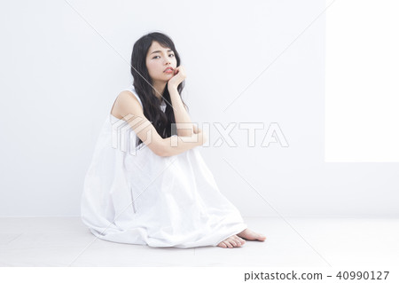 Beauty image · young woman 40990127