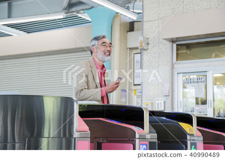 Senior station ticket exercise active senior photography cooperation Keio Electric Railway Co., Ltd. 40990489
