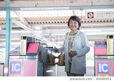 Senior station ticket exercise active senior photography cooperation Keio Electric Railway Co., Ltd. 40990491