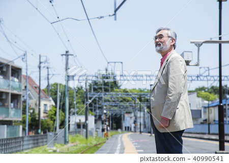 Senior station travel active senior photography cooperation Keio Electric Railway Co., Ltd. Senior station travel active senior photography cooperation Keio Electric Railway Co., Ltd. 40990541