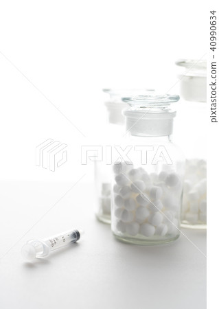 Medicine bottle and syringe 40990634