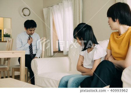 與夫婦戰鬥的父親的母親和女兒交鋒 40993962