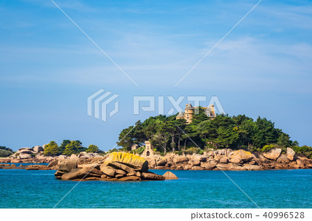 Atlantic Ocean coast in Brittany near Ploumanach Atlantic Ocean coast in Brittany near Ploumanach 40996528