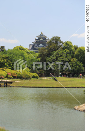 Okayama Korakuen and Okayama castle (Yuishin mountains west foot and Konkei eater, Okayama castle Tenshi seen from the pond in Sawa) 40997992