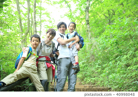 Hiking with family 40998048