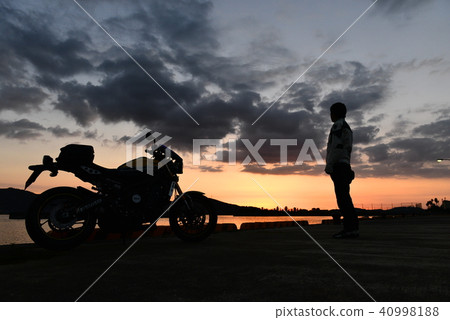 朝日和自行車和側身騎手 40998188