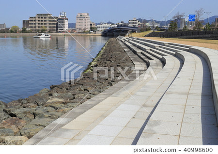 從白金公園觀看松江真治湖溫泉，松江城堡，真嗣宮大橋 40998600