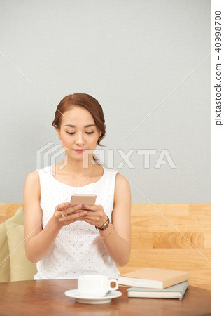 Young Asian woman in cafe 40998700