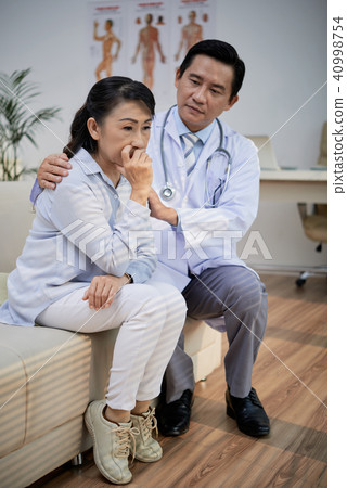 Reassuring patient Reassuring patient 40998754