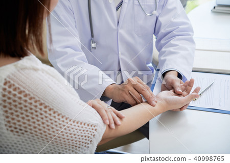 Checking pulse 40998765