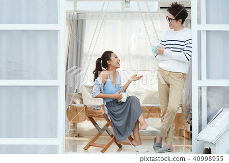 Talking couple 40998955