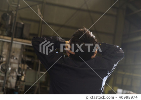 Man holding his head 40998974