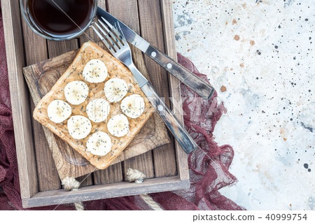 Healthy sandwich with crunchy peanut butter, banan 40999754