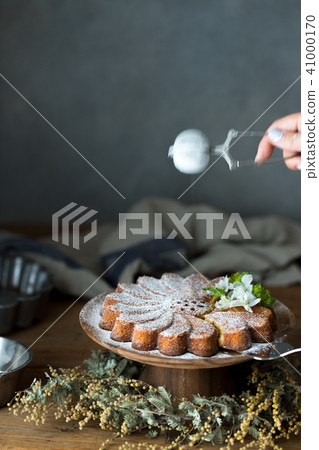 Marguerite type almond cake 41000170