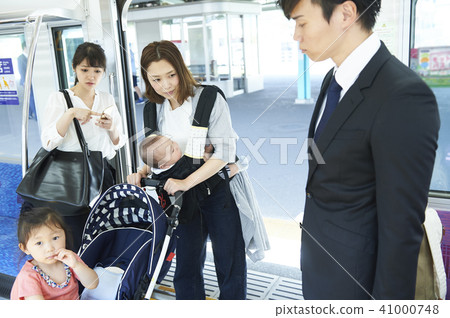 Parents and children of the stroller warmly watch over you! Parents and children of the stroller warmly watch over you! 41000748