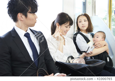 Train Manner When you make make-up inside train, how about trying to wrap around once? 41000765