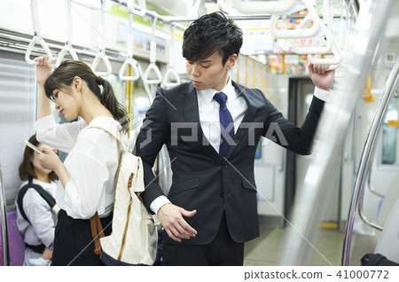 鐵路方式當火車擁擠時,讓我們注意背包! 鐵路方式當火車擁擠時,讓我們注意背包! 41000772